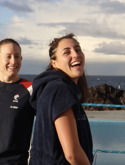 Aurélie Muller (à gauche) et Océane Cassignol (à droite) lors des reconnaissances du parcours de l'étape de Coupe du monde de Funchal (Portugal), le 1er décembre 2023.