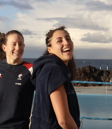 Aurélie Muller (à gauche) et Océane Cassignol (à droite) lors des reconnaissances du parcours de l'étape de Coupe du monde de Funchal (Portugal), le 1er décembre 2023.